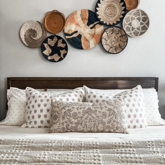 Artisan hand crafted banana leaf woven decorative disc/basket - Picture 2 of 6